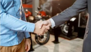 Consumidor descobre adulteração no hodômetro de motocicleta usada e garante reparação após acordo extrajudicial