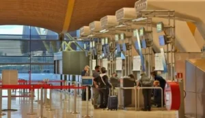 Justiça condena companhia aérea a indenizar idosa que dormiu no chão de aeroporto após cancelamento de voo