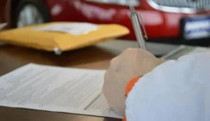 Consumidora é indenizada após loja vender carro com vícios e não cancelar financiamento do veículo devolvido